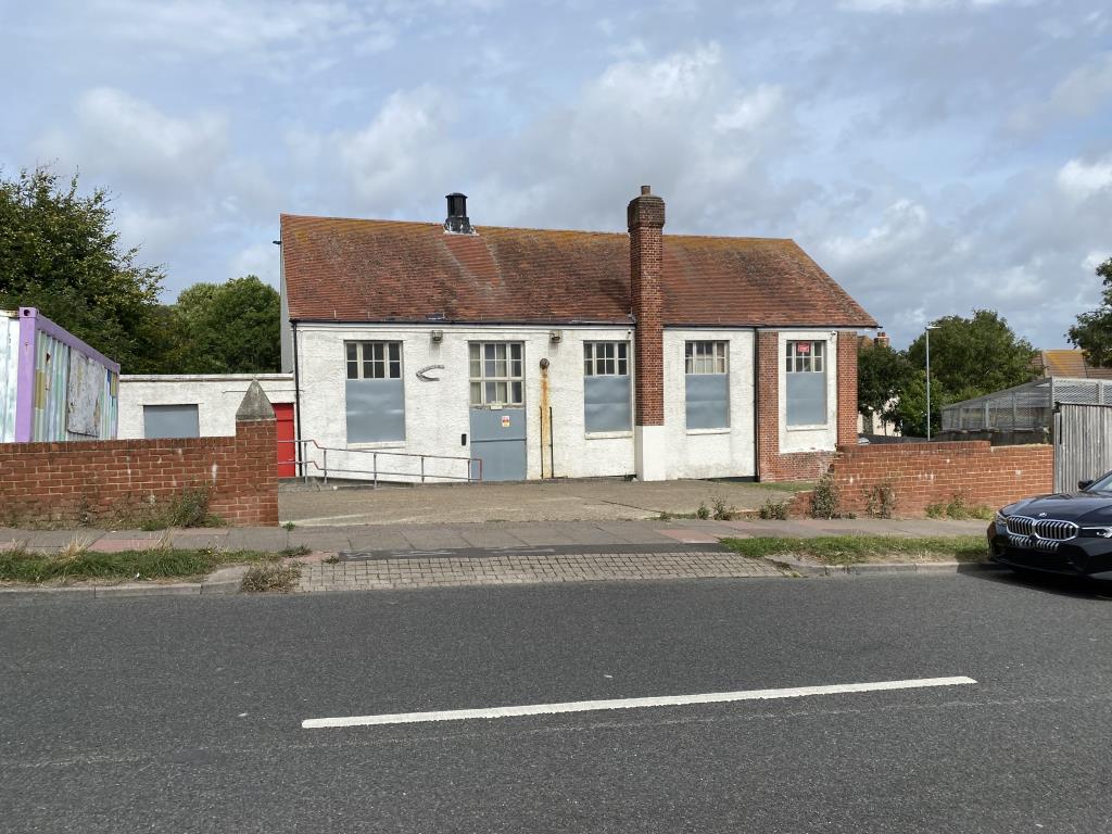 Lot: 100 - FORMER SALVATION ARMY CITADEL AND ADJOINING LAND WITH POTENTIAL - Side view of property from Central Avenue